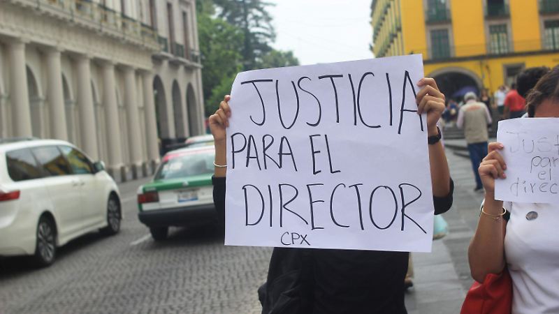 Protestan en Xalapa por presunta imposición de directora en el Colegio Preparatorio
